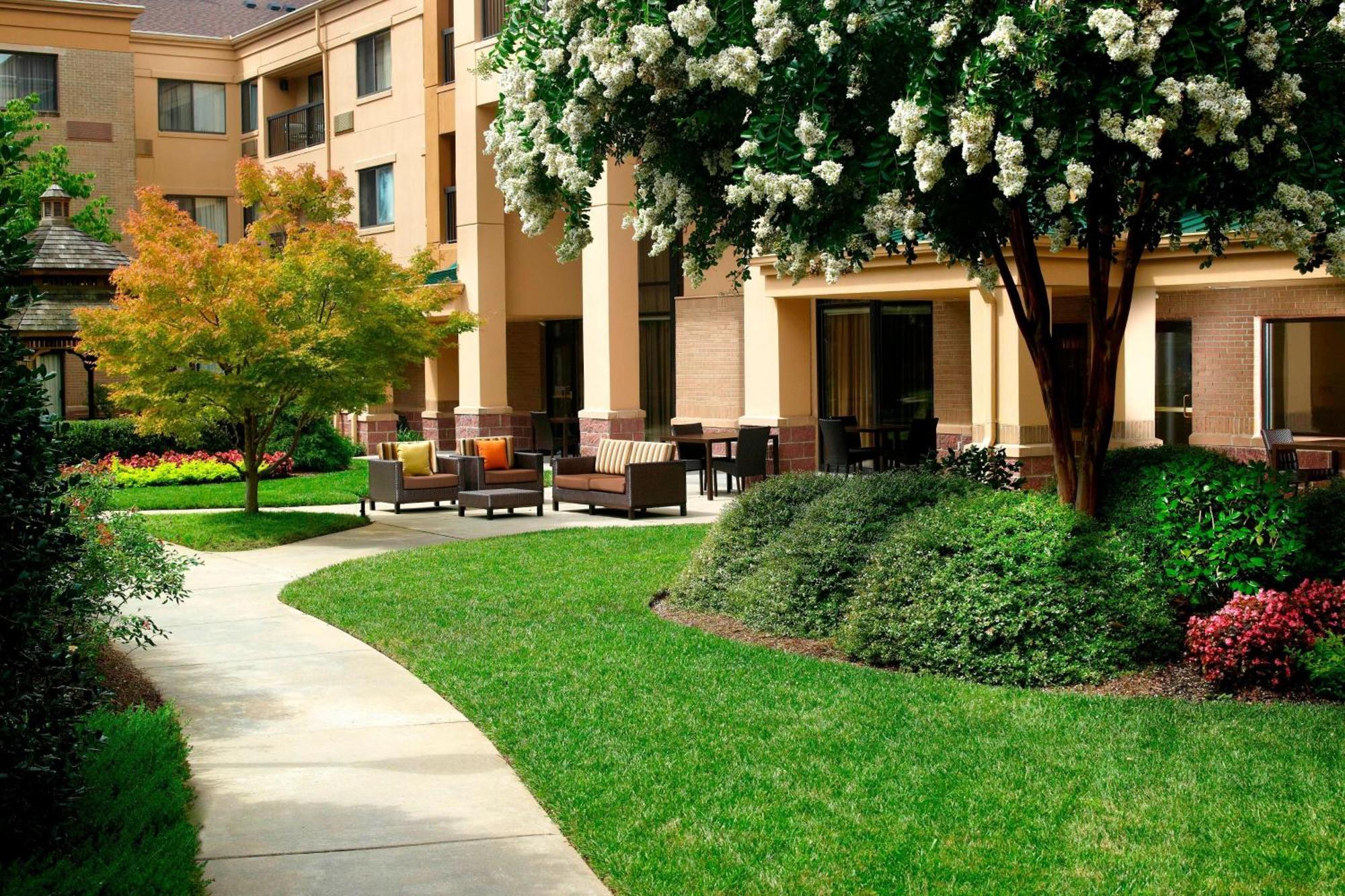Courtyard By Marriott Atlanta Alpharetta Hotel Buitenkant foto